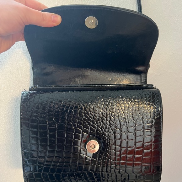 RARE FIND Vintage Elegant Black Crocodile-Embossed Bag with Silver Accent - Picture 4 of 6